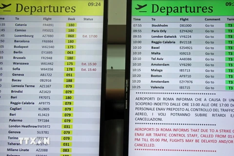 Danh sách các chuyến bay bị hủy tại sân bay Leonardo da Vinci Rome ở Fiumicino, Italy ngày 20/3. (Ảnh: EPA/TTXVN)