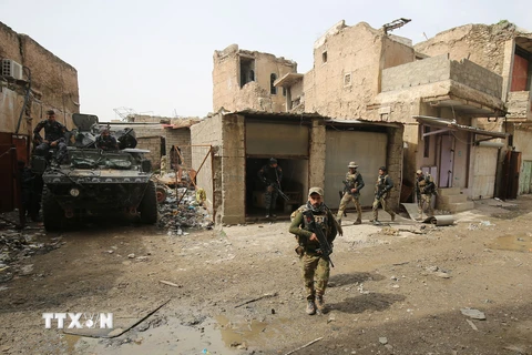 Các lực lượng Iraq tiến vào Thành cổ ở Mosul trong chiến dịch giành lại quyền kiểm soát thành phố này từ phiến quân IS ngày 19/3 vừa qua. (Ảnh: AFP/TTXVN)