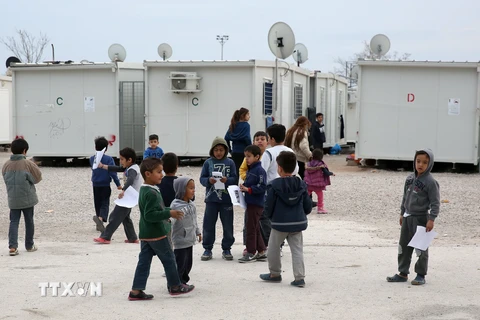 Trẻ em nhập cư tại trại tị nạn. (Ảnh: AFP/TTXVN)