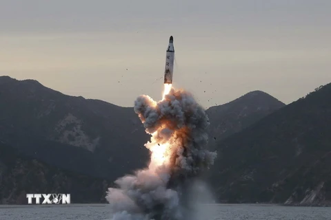 Tên lửa đạn đạo được phóng từ tàu ngầm tại một địa điểm bí mật ở Triều Tiên. (Ảnh: EPA/TTXVN)