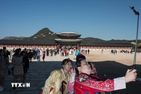 Khách du lịch tham quan cung điện Gyeongbokgung ở Seoul, Hàn Quốc. (Ảnh: AFP/TTXVN)
