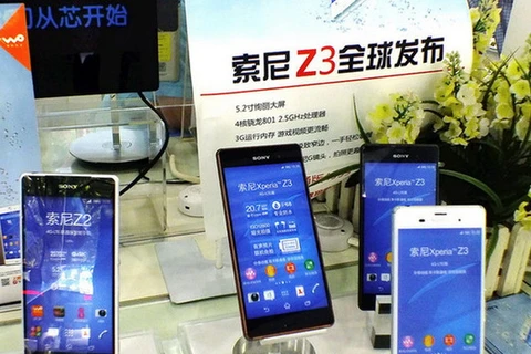 Điện thoại thông minh Sony Xperia Z2 và Z3 được bán tại một cửa hàng ở thành phố Yichang, tỉnh Hồ Bắc của Trung Quốc. (Nguồn: chinadaily.com)