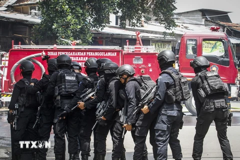 Cảnh sát chống khủng bố Indonesia bao vây tòa nhà nơi kẻ tình nghi khủng bố ẩn náu sau vụ nổ tại Bandung. (Ảnh: EPA/TTXVN)