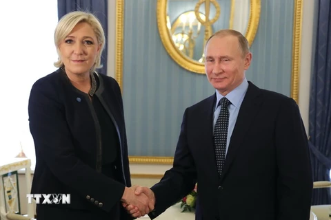 Tổng thống Nga Vladimir Putin (phải) gặp ứng cử viên Tổng thống pháp, bà Marine Le Pen tại điện Kremlin ở Moskva ngày 24/3. (Ảnh: EPA/TTXVN) 