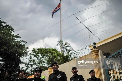 Cảnh sát Malaysia ở trước Đại sứ quán Triều Tiên tại Kuala Lumpur vào ngày 23/2 vừa qua. (Nguồn: gettyimages)