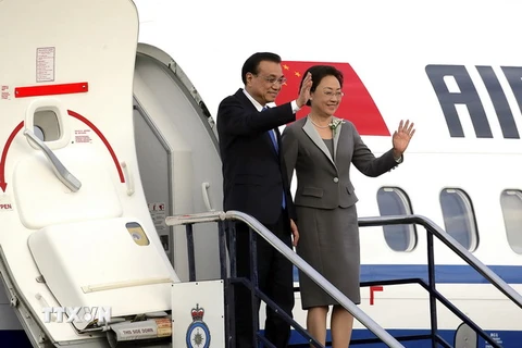 Thủ tướng Trung Quốc Lý Khắc Cường và phu nhân Trịnh Hồng đến Wellington ngày 26/3. (Ảnh: AFP/TTXVN)