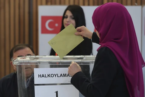 Một công dân Thổ Nhĩ Kỳ ở Đức đi bỏ phiếu trong cuộc trưng cầu dân ý về cải cách Hiến pháp. (Nguồn: taiwannews.com)