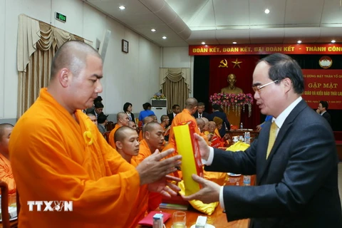 Chủ tịch Ủy ban Trung ương MTTQ Việt Nam Nguyễn Thiện Nhân tặng quà cho các đại biểu. (Ảnh: Nguyễn Dân/TTXVN)
