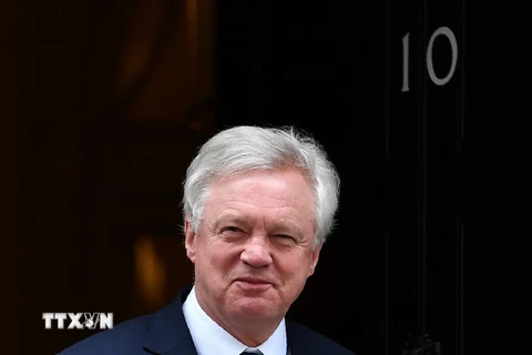 Bộ trưởng phụ trách Brexit David Davis sau cuộc họp nội các ở London ngày 14/3 vừa qua. (Ảnh: AFP/TTXVN)