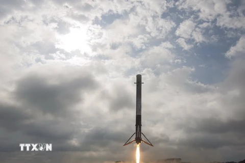 Tên lửa SpaceX Falcon 9 rời bệ phóng tại Trung tâm vũ trụ Kennedy của Cơ quan Hàng không và vũ trụ Mỹ ở Florida ngày 19/2 vừa qua. (Ảnh: EPA/TTXVN)