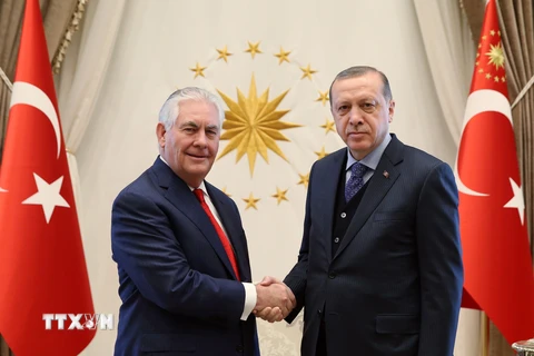 Ngoại trưởng Mỹ Rex Tillerson và Tổng thống Thổ Nhĩ Kỳ Tayyip Erdogan. (Ảnh: EPA/TTXVN)