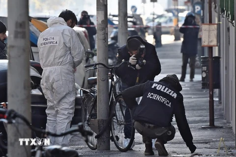 Cảnh sát Italy làm nhiệm vụ tại hiện trường vụ nổ. (Ảnh: EPA/TTXVN)