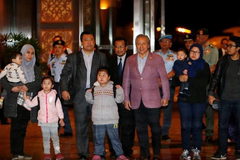 Bộ trưởng Ngoại giao Malaysia Anifah Anan (thứ 3) đi cùng với 9 công dân Malaysia trước đây bị mắc kẹt tại Bình Nhưỡng khi họ trở về nhà, tại Sân bay Quốc tế Kuala Lumpur, Malaysia ngày 31/3. (Nguồn: Reuters)