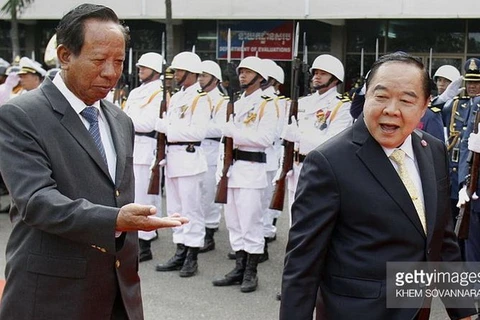 Bộ trưởng Quốc phòng Campuchia Tea Banh và Phó Thủ tướng kiêm Bộ trưởng Quốc phòng Thái Lan Prawit Wongsuwon. (Nguồn: gettyimages)