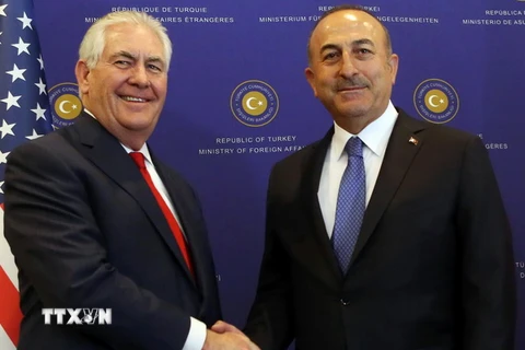Ngoại trưởng Thổ Nhĩ Kỳ Mevlut Cavusoglu và người đồng cấp Mỹ Rex Tillerson. (Ảnh: AFP/TTXVN)