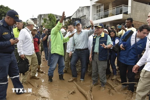 Tổng thống Colombia Juan Manuel Santos (giữa, phía trước) thị sát khu vực lở đất và chỉ đạo công tác khắc phục thảm họa ngày 1/4 vừa qua. (Ảnh: THX/TTXVN)