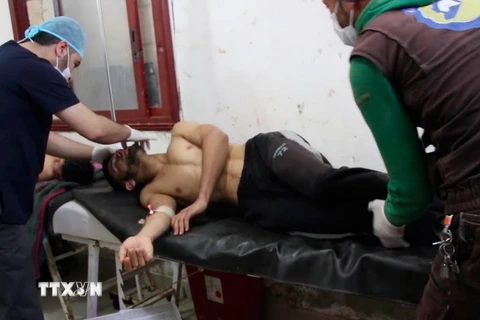 Người dân Syria được điều trị trong bệnh viện ở thị trấn Maaret al-Noman, tỉnh Idlib, sau khi bị ảnh hưởng bởi cuộc tấn công bị tình nghi sử dụng vũ khí hóa học ngày 4/4. (Ảnh: EPA/TTXVN)