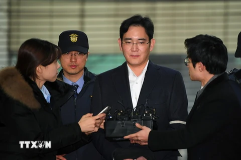 Lãnh đạo tập đoàn Samsung Lee Jae-Yong (giữa) tới văn phòng công tố đặc biệt ở Seoul, Hàn Quốc ngày 22/2 vừa qua. (Ảnh: AFP/TTXVN)