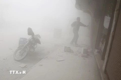 Khói bụi sau một cuộc không kích ở thị trấn Hamouria thuộc khu vực Đông Ghouta ngày 3/4 vừa qua. (Ảnh: AFP/TTXVN) 