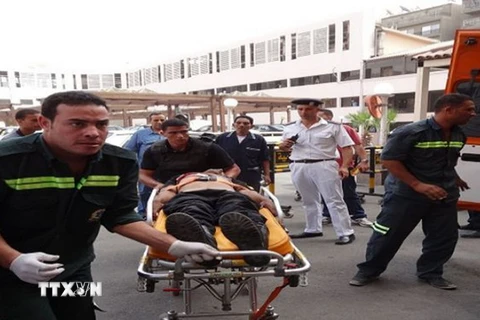 Chuyển người bị thương trong vụ nổ bom ở nhà thờ thành phố Tanta ngày 9/4. (Ảnh: The Sun/TTXVN)