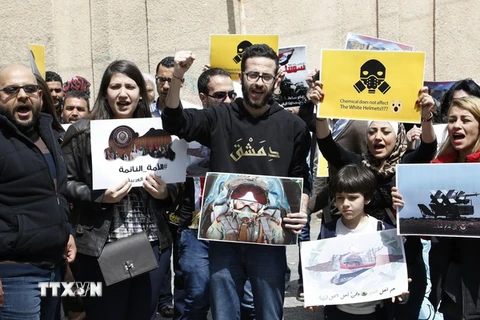 Người dân thủ đô Damascus biểu tình phản đối vụ tấn công bằng tên lửa của Mỹ. (Ảnh: EPA/TTXVN)