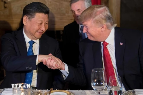Tổng thống Mỹ Donald Trump tiếp Chủ tịch Trung Quốc Tập Cận Bình tại khu nghỉ dưỡng Mar-a-Lago ở bang Florida ngày 6/4 vừa qua. (Ảnh: AFP/TTXVN)