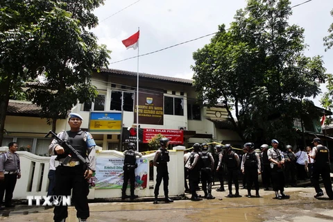 Cảnh sát Indonesia gác tại Bandung, Tây Java ngày 27/2 vừa qua. (Ảnh: THX/TTXVN)