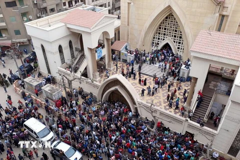 Người dân tập trung trước Nhà Thờ sau vụ đánh bom bên trong một nhà thờ ở thành phố Tanta, thuộc vùng châu thổ sông Nile của Ai Cập. (Ảnh: EPA/TTXVN)