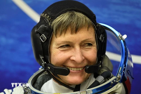 Nhà du hành vũ trụ người Mỹ Peggy Whitson vừa lập thêm một kỷ lục thế giới khi trở thành nữ phi hành gia có thời gian đi bộ ngoài không gian lâu nhất từ trước tới nay. (Ảnh: AFP/TTXVN)