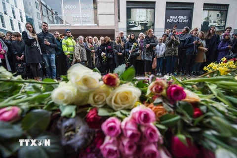 Người dân dành một phút mặc niệm tưởng nhớ các nạn nhân xấu số trong vụ tấn công khủng bố ở Stockholm ngày 10/4. (Ảnh: AFP/TTXVN) 