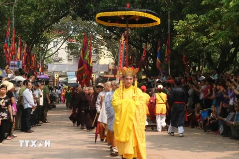 Đoàn rước về làm lễ tại Đền Đô. (Ảnh: Thanh Thương/TTXVN)