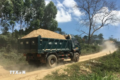 Hoạt động khai thác cát sai quy định. Khói bụi trong quá trình vận chuyển gây ô nhiễm khu dân cư. (Ảnh: Dương Giang/TTXVN)