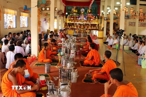 Ban Chỉ đạo Tây Nam Bộ thăm, chúc Tết và tặng quà các chùa và sư sãi, chức sắc tôn giáo, đồng bào Khmer nhân Tết Chôl Chnăm Thmây năm 2016. (Ảnh: Trung Hiếu/TTXVN)