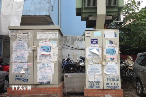 Quảng cáo dán tại các điểm công cộng gây mất mỹ quan đô thị. (Ảnh: Nguyễn Thắng/TTXVN)