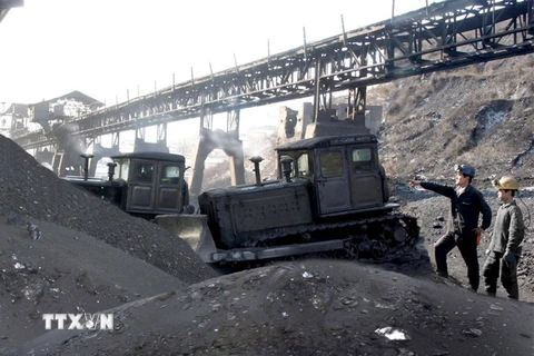 Hoạt động khai thác tại mỏ than Toksan thuộc Khu phức hợp than đá Kangdong, Triều Tiên. (Ảnh: EPA/TTXVN) 