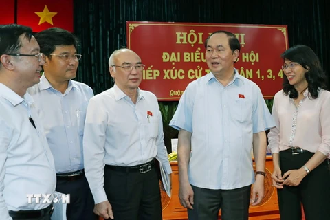 Chủ tịch nước Trần Đại Quang với các cử tri. (Ảnh: Nhan Sáng/TTXVN)