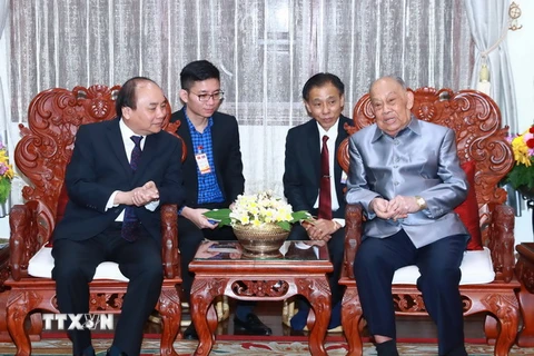 Thủ tướng Nguyễn Xuân Phúc đến thăm đồng chí Khamtay Siphandon, nguyên Chủ tịch Đảng, nguyên Chủ tịch nước Lào. (Ảnh: Thống Nhất/TTXVN)