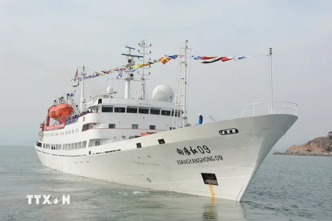 Tàu mẹ "Hướng Dương Hồng 09" mang theo tàu Giao Long rời thành phố Thanh Đảo, tỉnh Sơn Đông bắt đầu chuyến thám hiểm ngày 6/2 vừa qua. (Ảnh: THX/TTXVN)