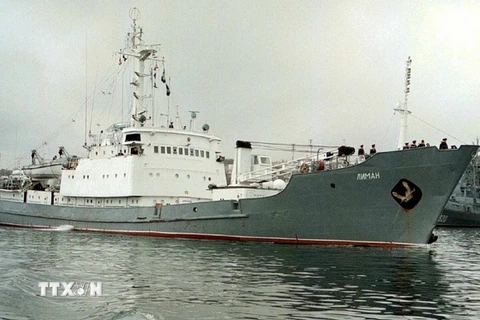 Tàu trinh sát "Liman" của Nga rời khỏi căn cứ của Hạm đội Biển Đen ở Sevastopol để tới vùng biển Adriatic ngày 2/4/1999. (Ảnh: EPA/TTXVN)