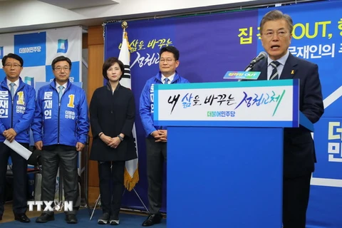 Ứng cử viên Tổng thống Hàn Quốc Moon Jae-in - bên phải. (Ảnh: EPA/TTXVN)