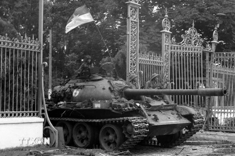 Xe tăng quân Giải phóng tiến vào chiếm Dinh Độc Lập, trưa 30/4/1975. (Ảnh: Trần Mai Hưởng/TTXVN)