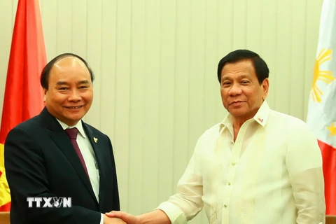 Thủ tướng Nguyễn Xuân Phúc gặp Tổng thống Philippines Rodrigo Roa Duterte. (Ảnh: Thống Nhất/TTXVN)