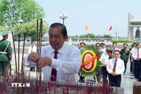Phó Thủ tướng Trương Hòa Bình dâng hương tại nghĩa trang Liệt sỹ Quốc Gia Đường 9. (Ảnh:Trần Tĩnh/TTXVN)