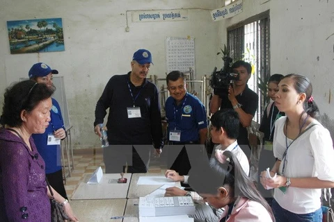 Các cử tri Campuchia bỏ phiếu bầu cử Quốc hội Campuchia khóa V. (Nguồn: TTXVN)