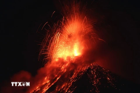 Núi lửa Volcano of Fire phun trào tại Alotenango thuộc Sacatepequez, Guatemala ngày 25/1. (Ảnh: EPA/TTXVN)