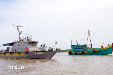 Tàu Biên phòng Sóc Trăng bắt tàu chở dầu không rõ nguồn gốc về cửa biển Trần Đề, tỉnh Sóc Trăng. (Ảnh: Trung Hiếu/TTXVN)