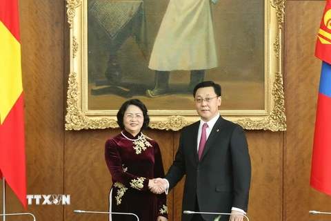 Thủ tướng Mông Cổ Jargaltulgyn Erdenebat đón Phó Chủ tịch nước Đặng Thị Ngọc Thịnh. (Ảnh: Quang Hải/TTXVN)