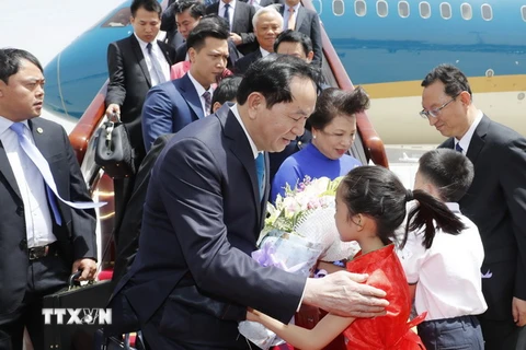 Thiếu nhi thủ đô Bắc Kinh chào đón Chủ tịch nước Trần Đại Quang và Phu nhân tại Sân bay Quốc tế Bắc Kinh. (Ảnh: Nhan Sáng/TTXVN)