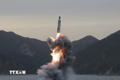 Tên lửa đạn đạo được phóng lên từ tàu ngầm tại một vị trí bí mật ở Triều Tiên. (Ảnh: EPA/TTXVN)