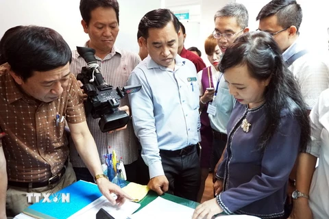 Bộ trưởng Y tế Nguyễn Thị Kim Tiến cùng đoàn công tác kiểm tra tại Phòng khám Nguyễn Trãi. (Ảnh: Phương Vy/TTXVN)